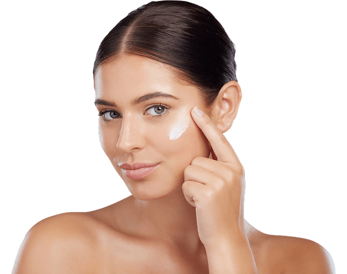 donna con crema sul viso