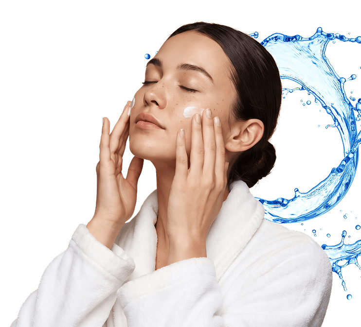 donna che applica la crema Collagen Renew Face Cream