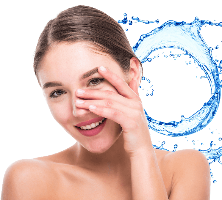 donna che applica la crema Velvet Rose Eye Cream